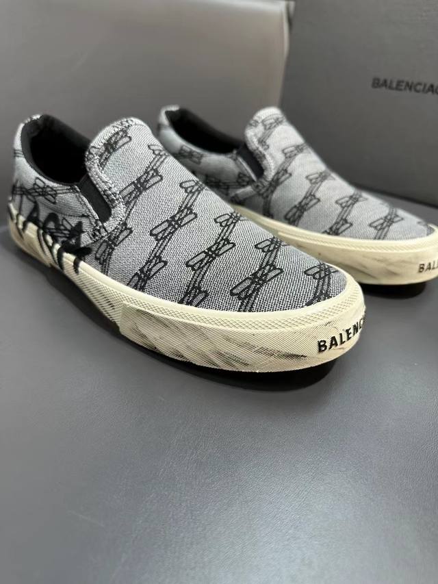 Balenciag* 复古炮弹出击，全新paris低帮帆布鞋，风格永续，旧不过时！鞋面头层牛皮材质，鞋头的小鸭子嘴巴形状很有特色，鞋头印有品牌logo，精致细节