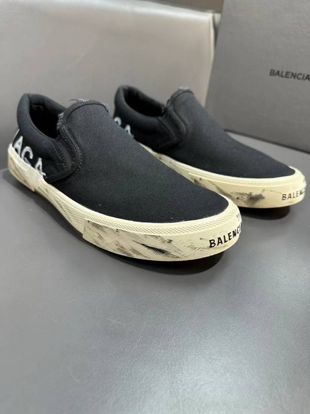 Balenciag* 复古炮弹出击，全新paris低帮帆布鞋，风格永续，旧不过时！鞋面头层牛皮材质，鞋头的小鸭子嘴巴形状很有特色，鞋头印有品牌logo，精致细节