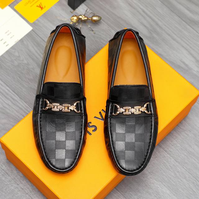 商品商标：Louis Vuitton 路易威登 休闲套脚鞋 正码码数: 38-44 商品材料：精选 牛皮压纹鞋面 羊皮内里 牛皮鞋垫 橡胶大底