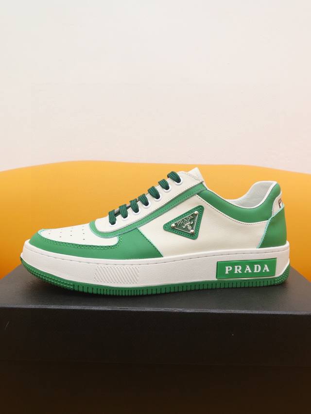 工厂价： 专柜一比一 Prada-普拉达 ～市场潮款男鞋鞋 2023年主推原单货：官网直营店有售！此款充分展现设计师的神作！男士高端休闲板鞋 懒人套脚 、夏季很