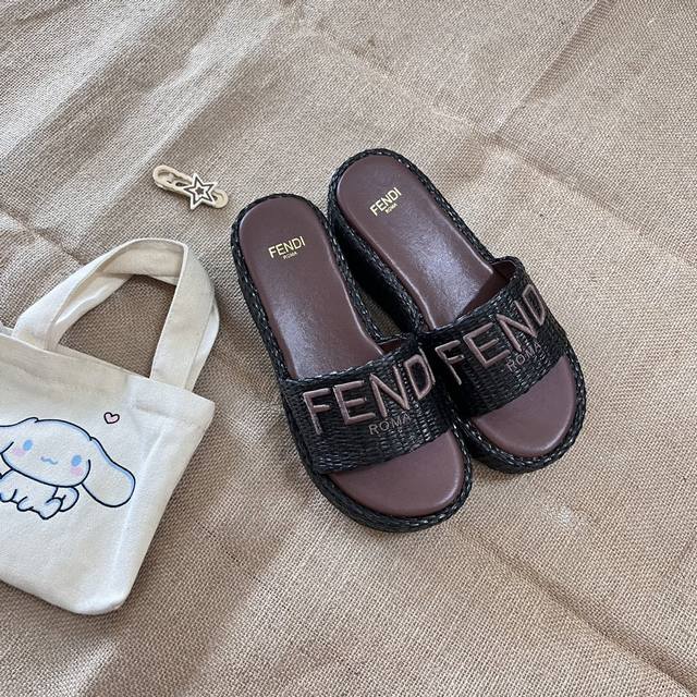 出厂价： Fendi 芬迪 2024顶级专柜 初夏系列 官网上新 Ff时装周新系列 芬迪 Fendi Ff 厚底拖 Ff拖鞋 Fendi拖鞋 Fendi鞋控 小