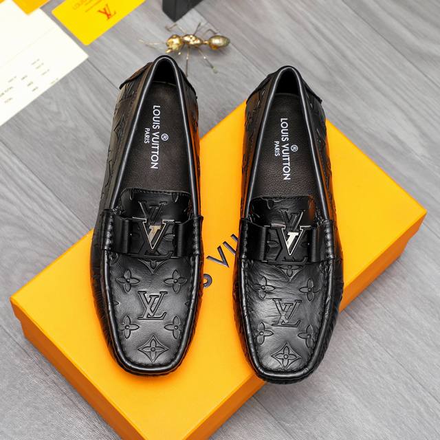 商品商标：Louis Vuitton 路易威登 休闲套脚鞋 正码码数: 38-44 商品材料：精选 压纹牛皮鞋面 牛皮内里 橡胶大底