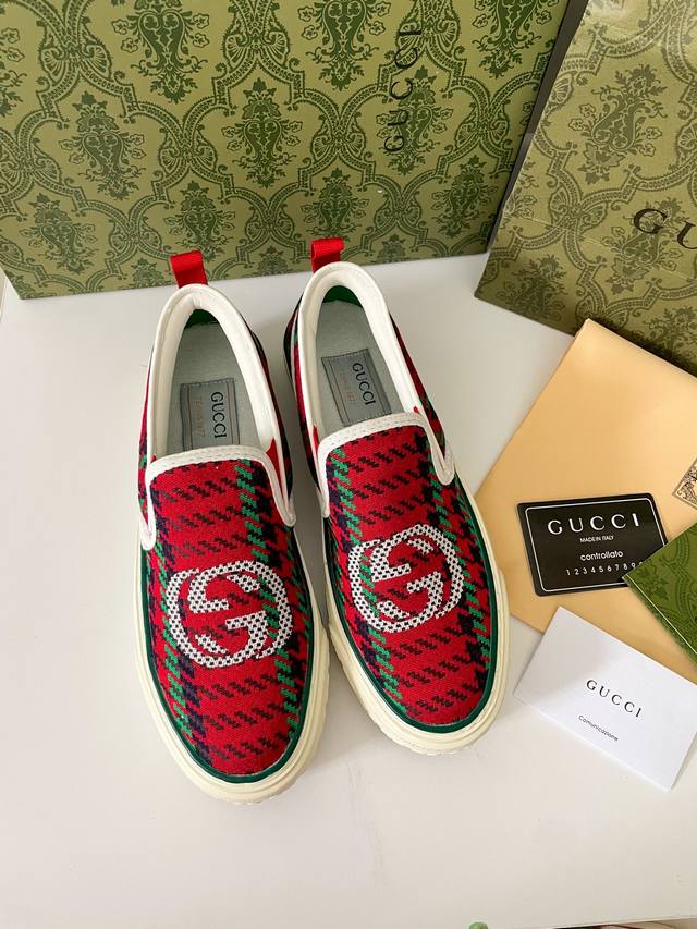 升级版 Gucci~~全新升级版，原版原色，饼干鞋 小白鞋 运动鞋 平板鞋 走秀款：明星 网红 小红书等必定种草打call 原版定制面料 经典老花布，压纹工艺 - 点击图像关闭