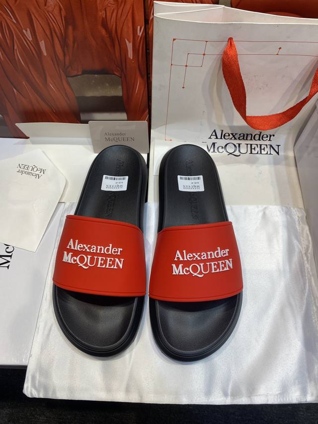 Alexander Mcqueen 。麦昆拖鞋系列：高端品牌 3D制面，升级版大底，更轻便，防滑。市场顶级品质，潮人必备，夏季拖鞋的季节来了，穿起来超级唯美.