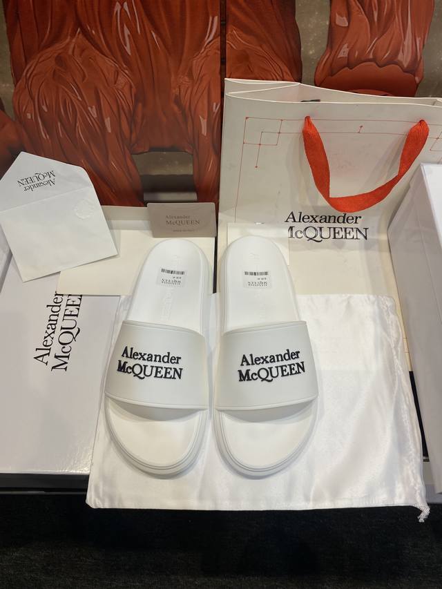 Alexander Mcqueen 。麦昆拖鞋系列：高端品牌 3D制面，升级版大底，更轻便，防滑。市场顶级品质，潮人必备，夏季拖鞋的季节来了，穿起来超级唯美.