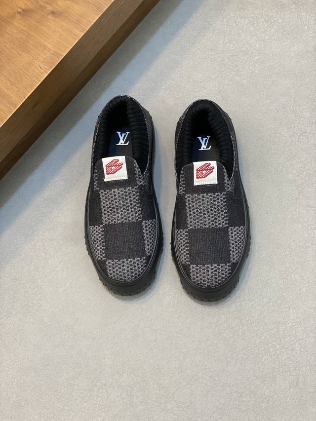 Size: 39-44 38.45定做 L.V Space Lander 便鞋 出自 2024 早秋系列，以 Damier 丹宁布注入夏日闲适气息，再借罗纹弹性 - 点击图像关闭