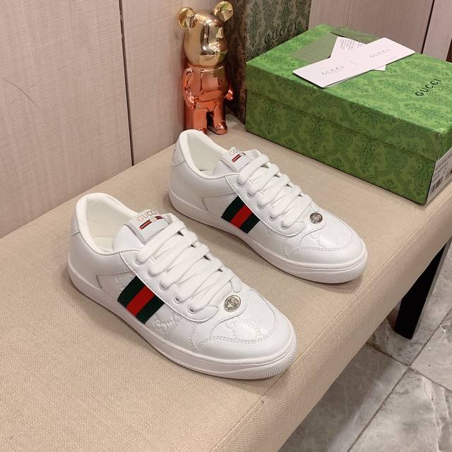 情侣新款: 厂价: 古奇gucci* 最新爆款休闲鞋，顶端品牌奢侈～代购，顶级～质量。鞋面選用进口透气牛皮搭配材质透气羊皮垫脚 精细做工。原版个性时尚柔软橡膠耐