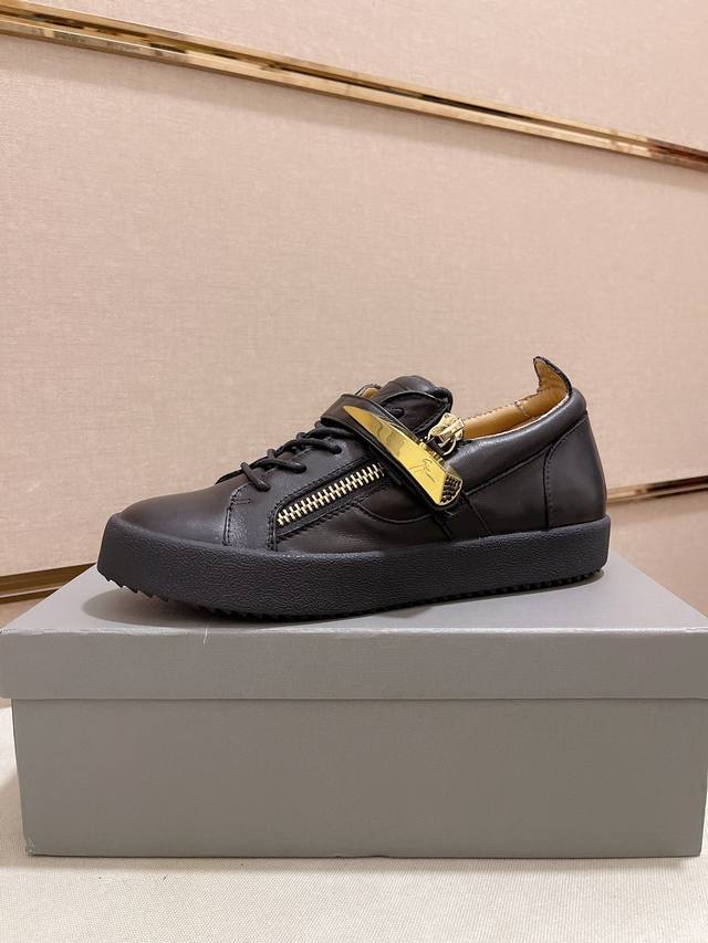 工厂价 Giuseppe Zanotti 朱塞佩 萨诺第，出身于著名的奢侈品王国意大利，品牌创始人是位不折不扣的潮人，牛皮鞋面，舒适牛皮内里。其设计的鞋子也是独 - 点击图像关闭