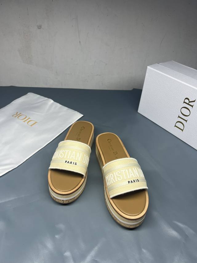 白色实拍图 出厂价 Dior 迪奥 春夏新款 Ivieta Dway 果冻色平底一字拖拼色女鞋 Cd字母logo立体刺绣厚底圆头露趾拖鞋 原版开发市面顶级版本，