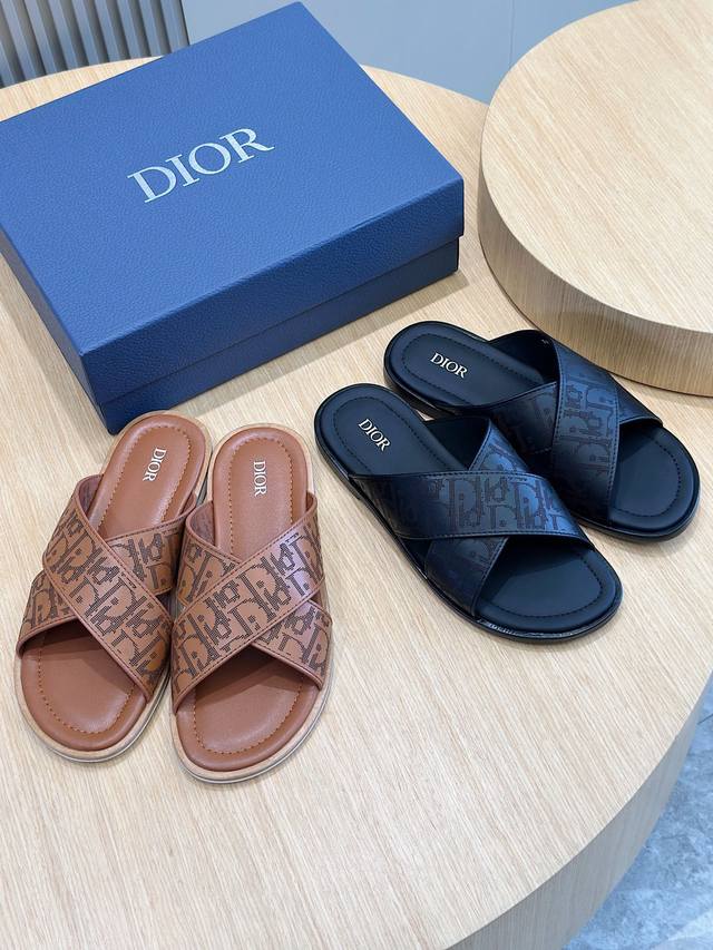 工厂价 Dior Alias迪奥.男士真皮拖鞋 这款 Alias 凉鞋夏季新品，彰显休闲高雅的风范。采用粒面牛皮革、Oblique印花面料精心制作，牛皮内里！交 - 点击图像关闭