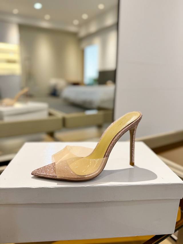 {半拖} 吉安维托 罗西 Gianvito Rossi Eiko Stiletto，轻松移动。这款 Gianvito Rossi 拖鞋采用配有精致的胶片，可抚摸