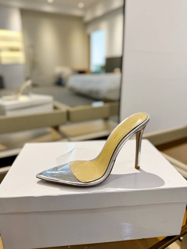 {半拖} 吉安维托 罗西 Gianvito Rossi Eiko Stiletto，轻松移动。这款 Gianvito Rossi 拖鞋采用配有精致的胶片，可抚摸