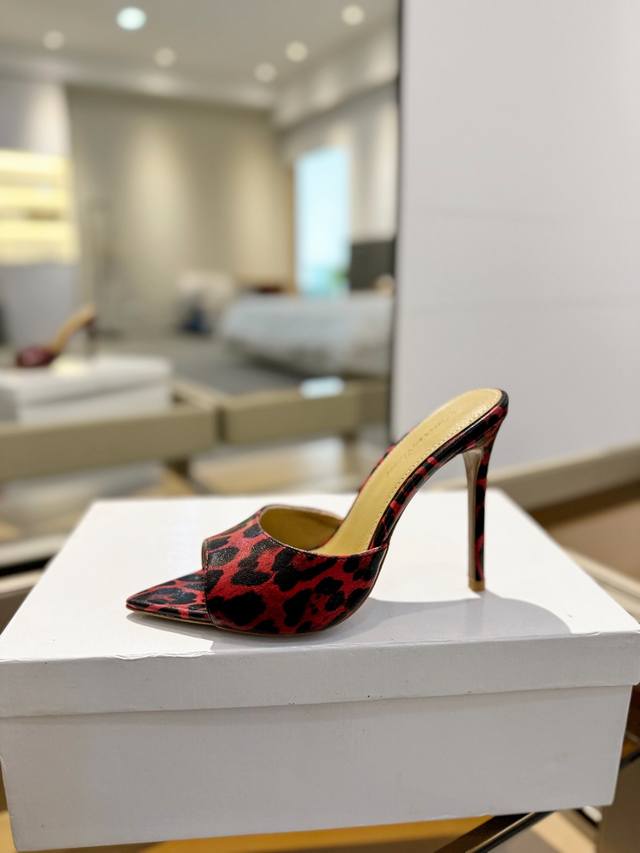 {半拖} 吉安维托 罗西 Gianvito Rossi Eiko Stiletto，轻松移动。这款 Gianvito Rossi 拖鞋采用配有精致的豹纹皮，可抚