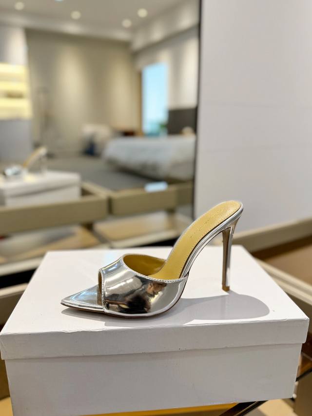 {半拖} 吉安维托 罗西 Gianvito Rossi Eiko Stiletto，轻松移动。这款 Gianvito Rossi 拖鞋采用配有精致的漆皮，可抚摸