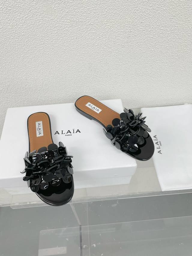 花瓣拖鞋 Alaia 尖头拖鞋来自巴黎 一见倾心 黑色小羊皮 高级 经典 阿莱娅还有另外性感的一面 配上不同款式，不同风格都能轻松驾驭，无论牛仔裤，西装裤，还是