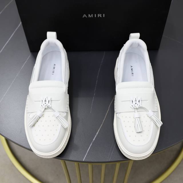 出厂价： Amiri 乐福鞋，采用小牛皮鞋身，马克缝线精工制造，同色同材质饰带饰有撞色调amiri标识，乐福鞋身搭配撞色橡胶厚底，搭配小牛皮内里及饰有银标log