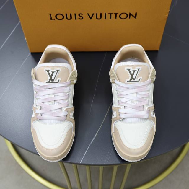 出厂价： 情侣款顶级原单 品牌： Louis Vuitton Lv.路易威登 材质： 原工厂牛皮材料1：1颜色 原板大底 舒适透气内里 款式类型：休闲经典款 等