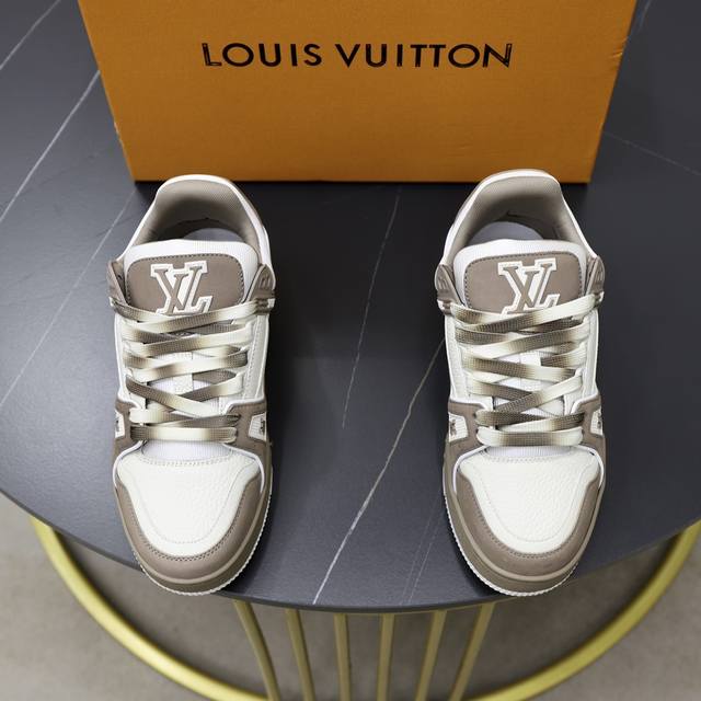 出厂价： 情侣款顶级原单 品牌： Louis Vuitton Lv.路易威登 材质： 原工厂牛皮材料1：1颜色 原板大底 舒适透气内里 款式类型：休闲经典款 等