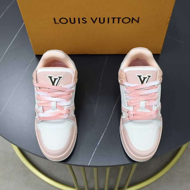 出厂价： 情侣款顶级原单 品牌： Louis Vuitton Lv.路易威登 材质： 原工厂牛皮材料1：1颜色 原板大底 舒适透气内里 款式类型：休闲经典款 等