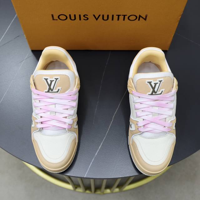 出厂价： 情侣款顶级原单 品牌： Louis Vuitton Lv.路易威登 材质： 原工厂牛皮材料1：1颜色 原板大底 舒适透气内里 款式类型：休闲经典款 等