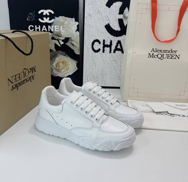 工厂价： 飞机盒alexander Mcqueen 顶级版弯底拼色 面料：哑对光版丝牛绸皮 材料全是意大进利口 Logo：都是压印logo，凹凸感高级定制版 内