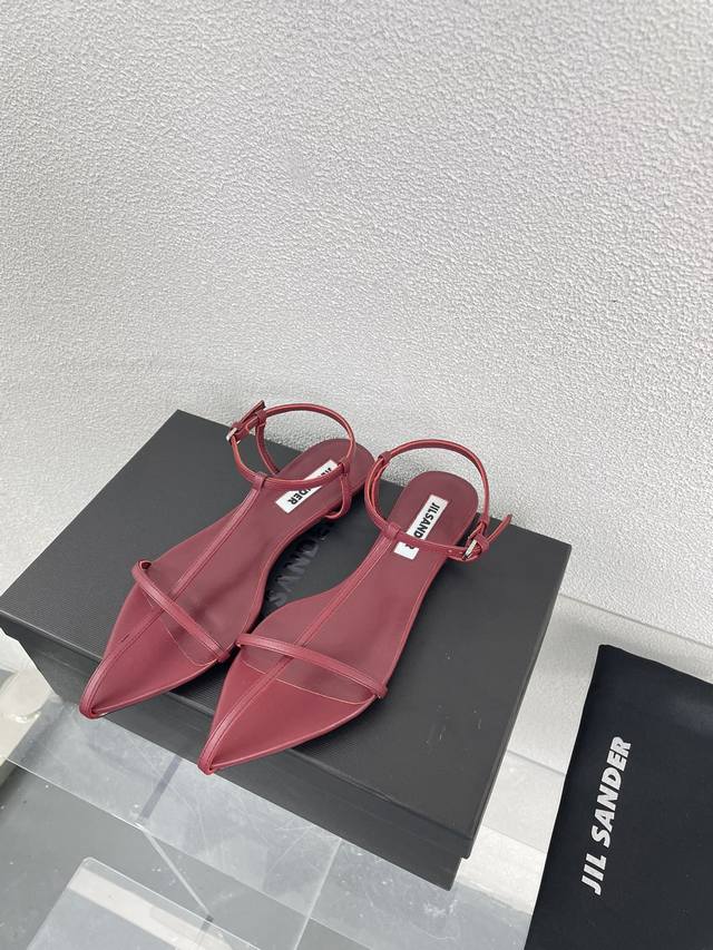 平底简约条带凉鞋 Jil Sander 酒红色 独特鞋型设计 小羊皮面 家族品牌设计元素 面料选用优质小羊皮 内里小羊皮 底型层次感设计 个性十足 完美诠释品牌 - 点击图像关闭