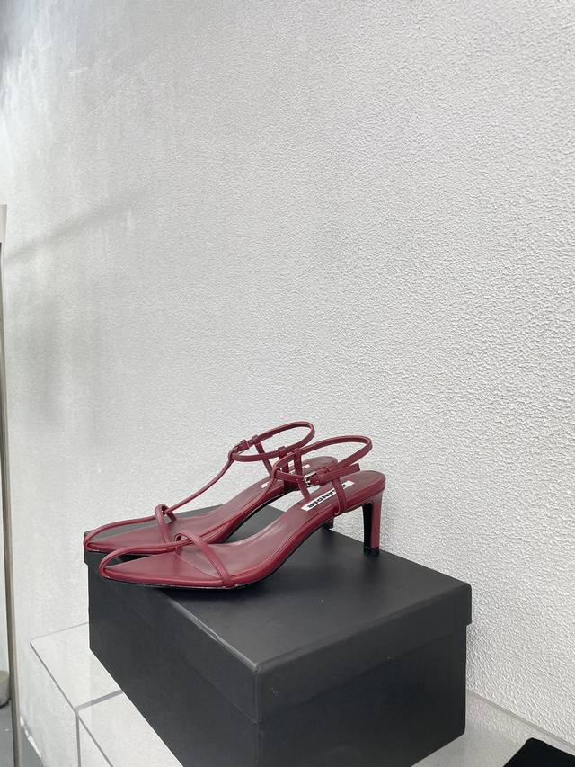 简约条带凉鞋 Jil Sander 酒红色 独特鞋型设计 小羊皮面 家族品牌设计元素 面料选用优质小羊皮 内里小羊皮 底型层次感设计 个性十足 完美诠释品牌因素 - 点击图像关闭