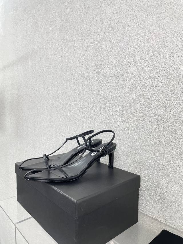 简约条带凉鞋 Jil Sander 黑色 独特鞋型设计 小羊皮面 家族品牌设计元素 面料选用优质小羊皮 内里小羊皮 底型层次感设计 个性十足 完美诠释品牌因素