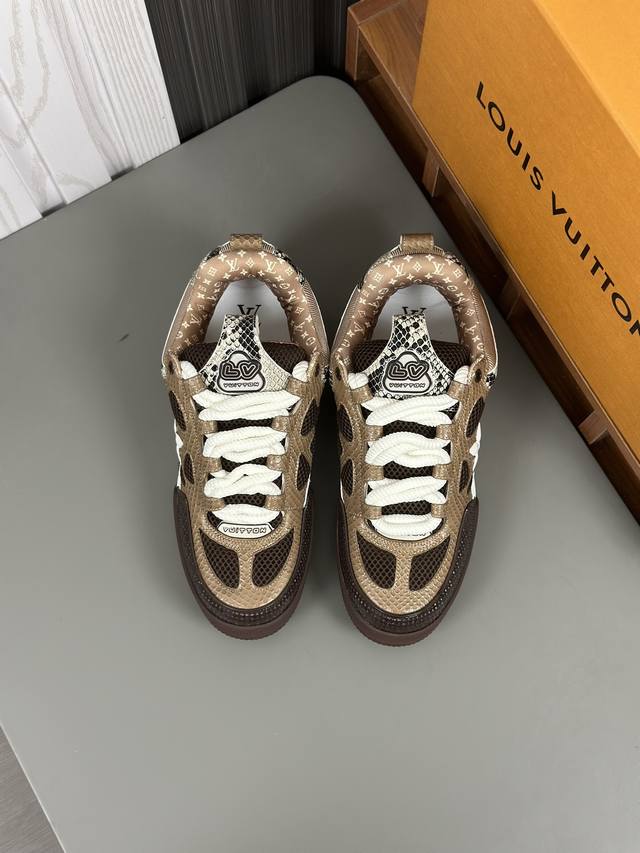 Lv 路易家trainer 运动鞋出货 Lv Trainer 运动鞋以monogram 丹宁布玩味色彩和比例玄机，讲述 Virgil Abloh 对复古篮球鞋的