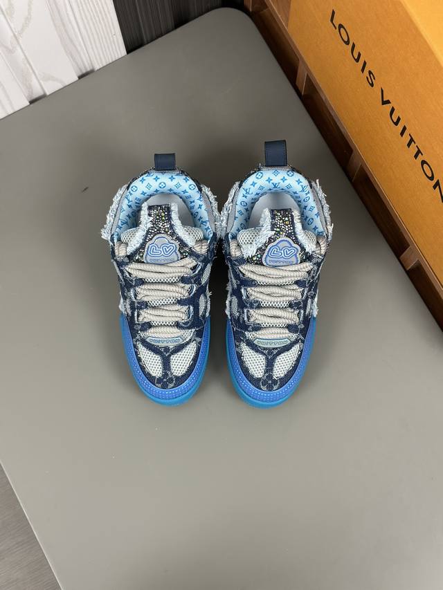 Lv 路易家trainer 运动鞋出货 Lv Trainer 运动鞋以monogram 丹宁布玩味色彩和比例玄机，讲述 Virgil Abloh 对复古篮球鞋的