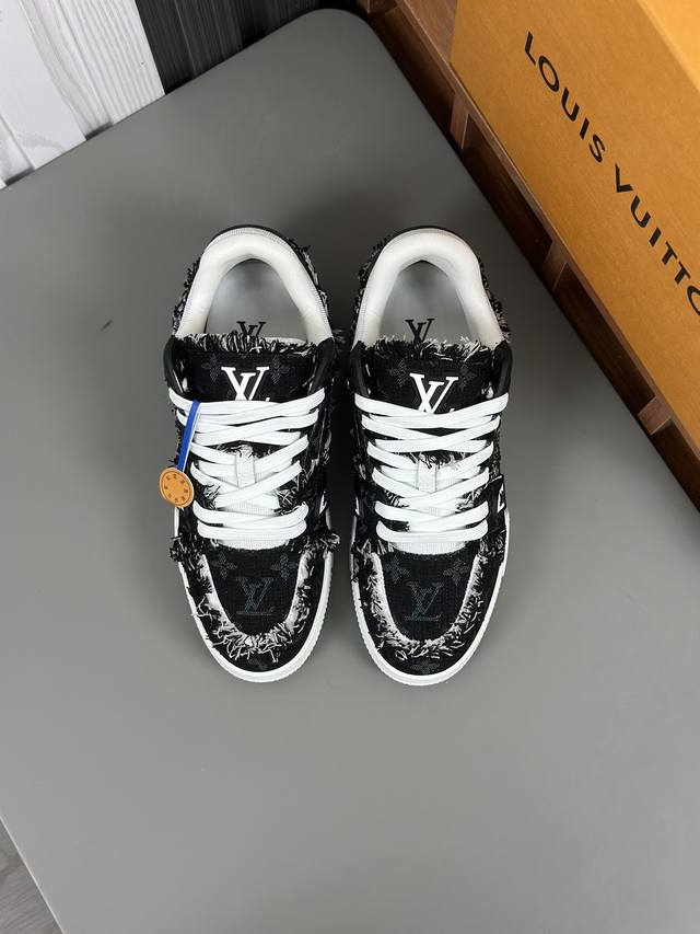 Lv 路易家trainer 运动鞋出货 Lv Trainer 运动鞋以monogram 丹宁布玩味色彩和比例玄机，讲述 Virgil Abloh 对复古篮球鞋的