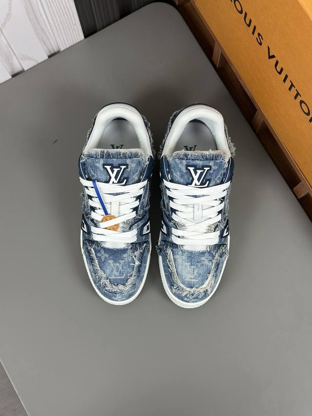 Lv 路易家trainer 运动鞋出货 Lv Trainer 运动鞋以monogram 丹宁布玩味色彩和比例玄机，讲述 Virgil Abloh 对复古篮球鞋的