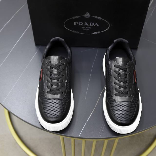 Prada 普拉* -高端品质 原单 -鞋面：进口纳帕小牛皮、打孔小牛皮、鞋身车缝品牌图腾、鞋舌空压品牌logo -内里：水染牛皮 -大底：超轻tpu 发泡；成