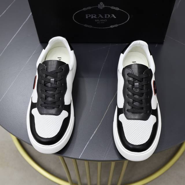 Prada 普拉* -高端品质 原单 -鞋面：进口纳帕小牛皮、打孔小牛皮、鞋身车缝品牌图腾、鞋舌空压品牌logo -内里：水染牛皮 -大底：超轻tpu 发泡；成