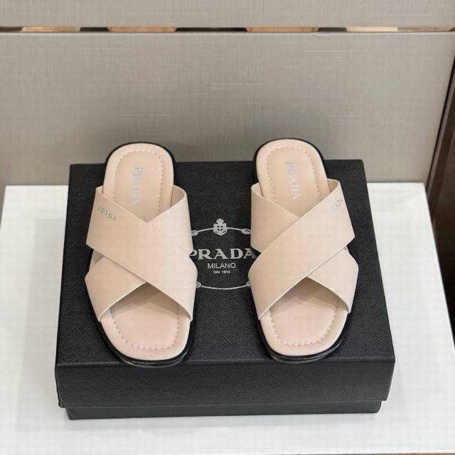 Prad 真皮底p: Size:39-45 38.45定做 普拉达最新拖鞋官网同步-真皮大底 这款拖鞋以品牌独特的标志性saffiano牛皮打造，品牌徽标跃于双