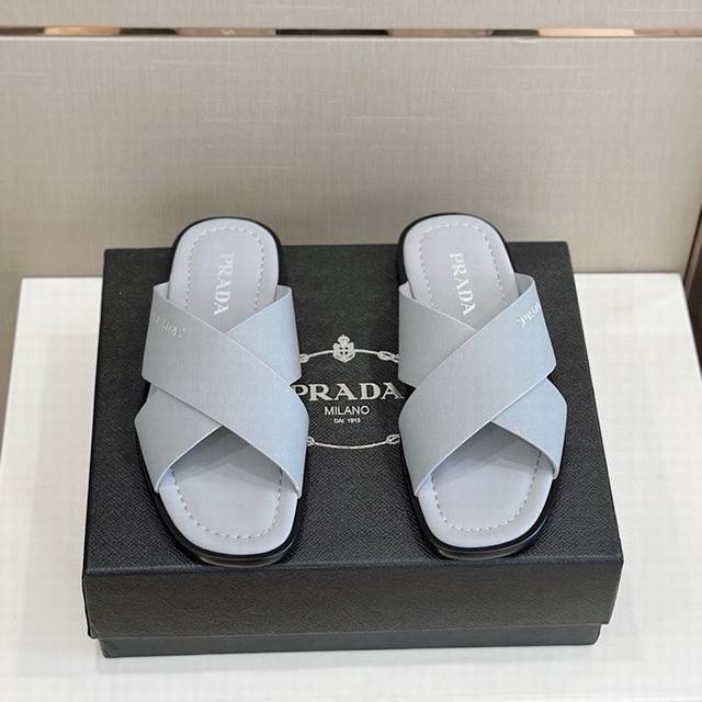 Prad 真皮底p: Size:39-45 38.45定做 普拉达最新拖鞋官网同步-真皮大底 这款拖鞋以品牌独特的标志性saffiano牛皮打造，品牌徽标跃于双