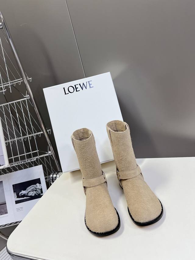 Loewe 罗意威 24Ss 秋冬新款 方跟厚底女靴套脚一脚蹬弹力靴牛皮平底时装靴短靴 简约大气时髦 耐看不过时 是时尚圈永不退潮的经典所在 复古的英伦风格 让