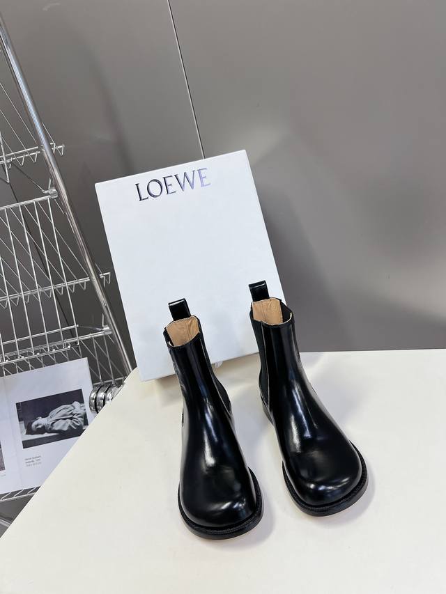 Loewe 罗意威 24Ss 秋冬新款 方跟厚底女靴套脚一脚蹬弹力靴牛皮平底时装靴短靴 简约大气时髦 耐看不过时 是时尚圈永不退潮的经典所在 复古的英伦风格 让