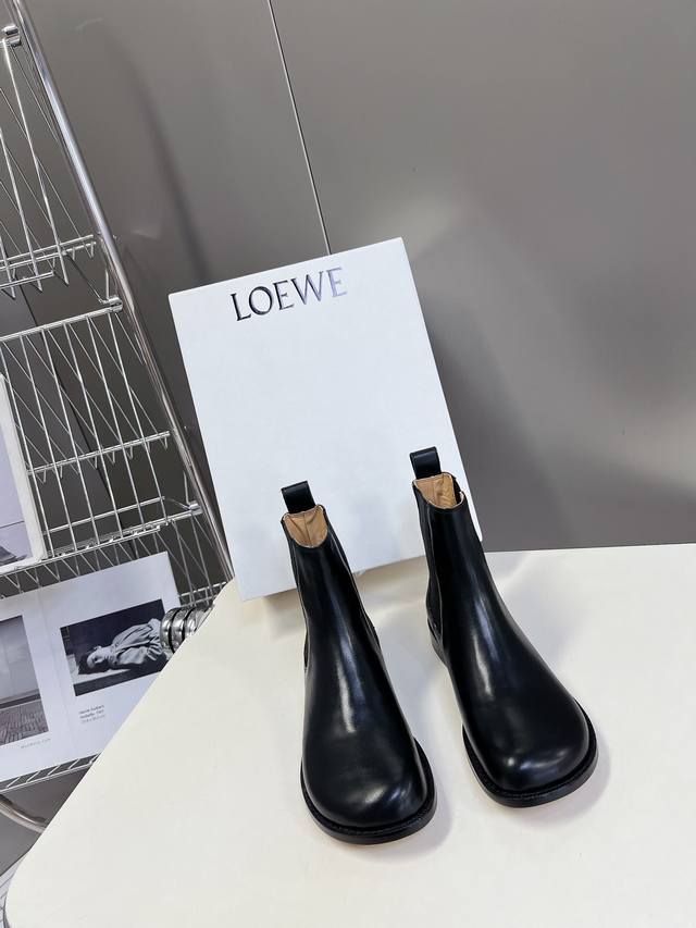 Loewe 罗意威 24Ss 秋冬新款 方跟厚底女靴套脚一脚蹬弹力靴牛皮平底时装靴短靴 简约大气时髦 耐看不过时 是时尚圈永不退潮的经典所在 复古的英伦风格 让