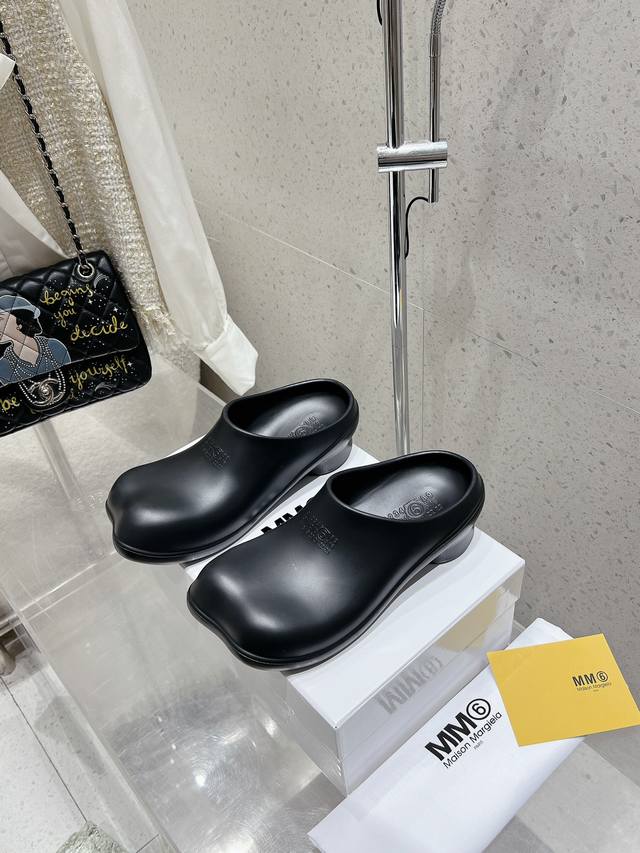 2024新款maisonmargiela Mm6胶拖半拖 巨舒服的拖鞋来啦 炒鸡可爱的分趾拖鞋, 上脚巨巨巨巨巨巨舒服。 马吉拉 面包拖鞋 2公分圆柱跟高 刚刚