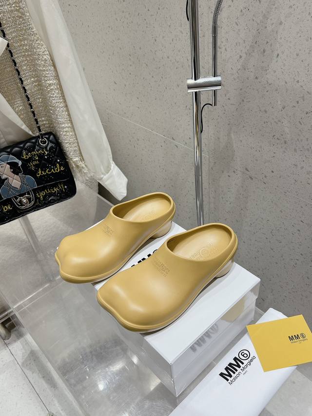 2024新款maisonmargiela Mm6胶拖半拖 巨舒服的拖鞋来啦 炒鸡可爱的分趾拖鞋, 上脚巨巨巨巨巨巨舒服。 马吉拉 面包拖鞋 2公分圆柱跟高 刚刚