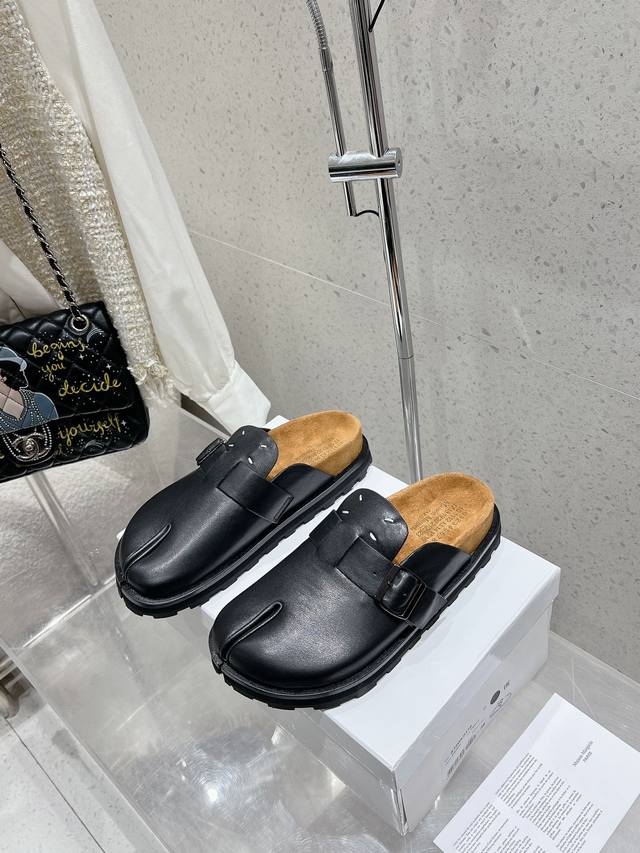 Maisonmargiela 马吉拉 Mm6 勃肯拖鞋 不容错过的时尚单品 简单又有格调的美 跑量扛把子，分趾必入单品 时尚减龄神器 随性率真的感脚简单高级的设 - 点击图像关闭