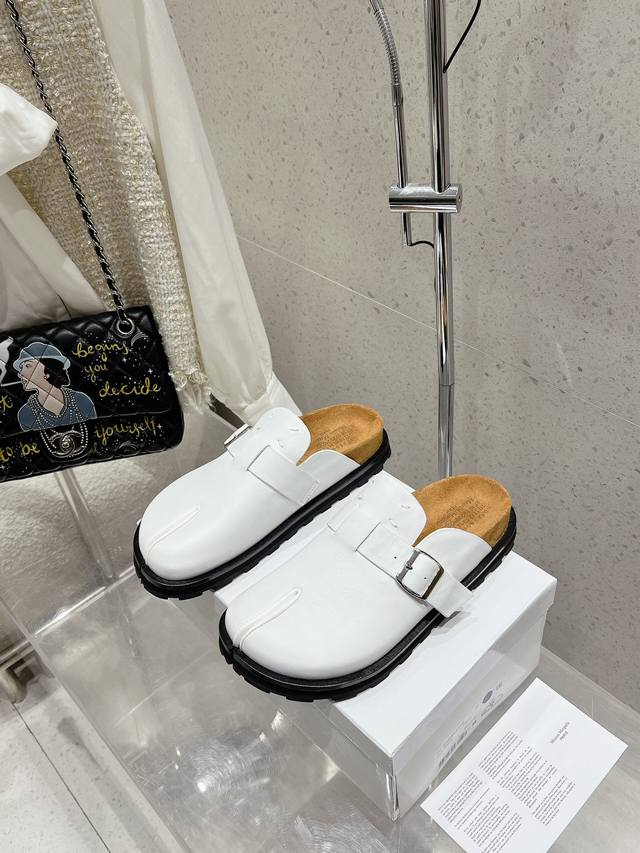 Maisonmargiela 马吉拉 Mm6 勃肯拖鞋 不容错过的时尚单品 简单又有格调的美 跑量扛把子，分趾必入单品 时尚减龄神器 随性率真的感脚简单高级的设 - 点击图像关闭