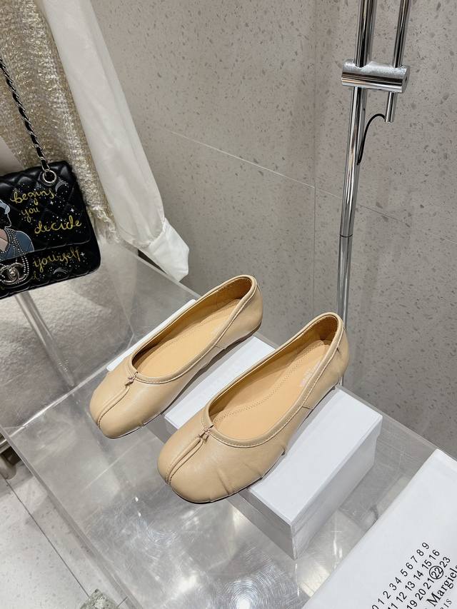 Maison Margiela｜马吉拉mm6 24Ss初夏新品皱褶分趾芭蕾舞鞋 时髦精必入 太太太百搭啦 夏天搭配各种凹造型必备 非常出片！ 定制混种小羊皮水染