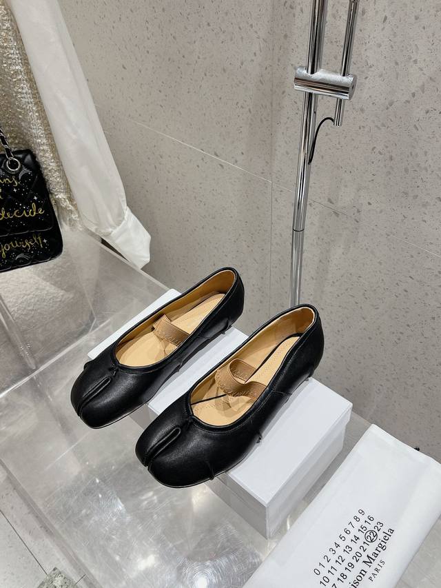 Maison Margiela｜马吉拉mm6 24Ss初夏新品皱褶分趾芭蕾舞鞋 时髦精必入 太太太百搭啦 夏天搭配各种凹造型必备 非常出片！ 定制混种小羊皮水染