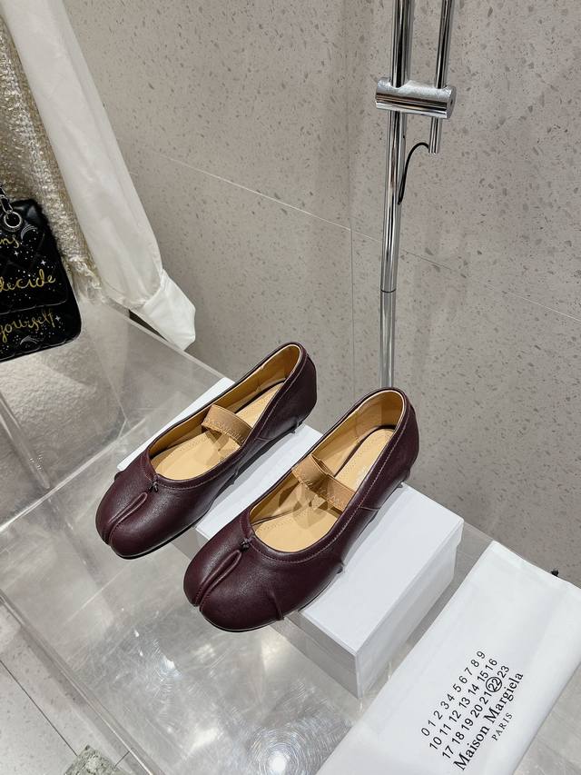 Maison Margiela｜马吉拉mm6 24Ss初夏新品皱褶分趾芭蕾舞鞋 时髦精必入 太太太百搭啦 夏天搭配各种凹造型必备 非常出片！ 定制混种小羊皮水染