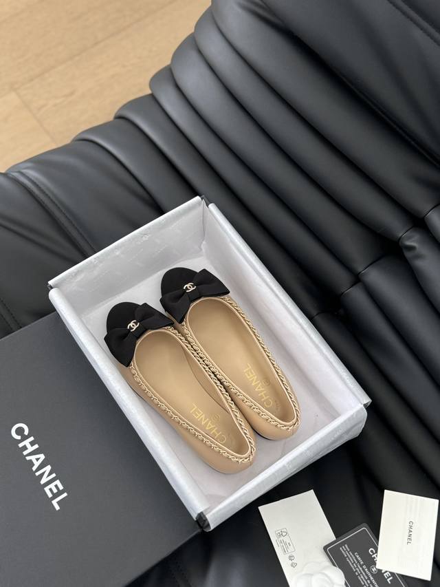 Chanel 小香24A新品链条双c粗跟单鞋！ 原版1:1复刻 经典中的经典 无论搭配裤装还是裙装都是完美 小圆头的设计很好的修饰脚型 小仙女们必备！ 鞋面采用