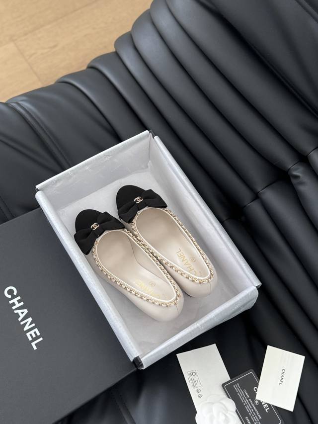 Chanel 小香24A新品链条双c粗跟单鞋！ 原版1:1复刻 经典中的经典 无论搭配裤装还是裙装都是完美 小圆头的设计很好的修饰脚型 小仙女们必备！ 鞋面采用