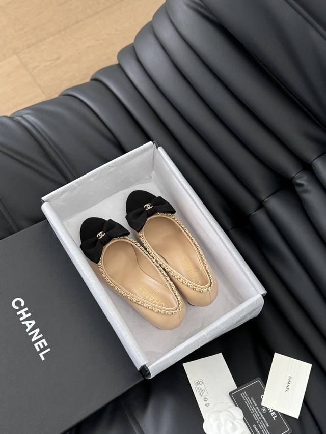 Chanel 小香24A新品链条双c粗跟单鞋！ 原版1:1复刻 经典中的经典 无论搭配裤装还是裙装都是完美 小圆头的设计很好的修饰脚型 小仙女们必备！ 鞋面采用