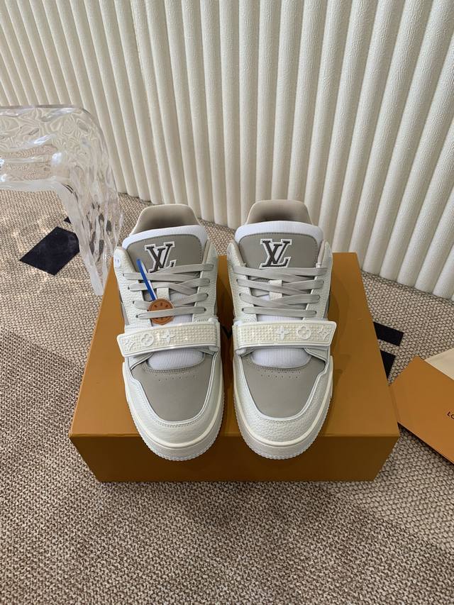 Lv 路易-威登trainer 2024走秀新款 原版1：1开发！上脚非常舒适 做工精细 鞋面由意大利进口小牛皮拼接，侧边饰有品牌logo标志及签名，牛皮垫脚＋